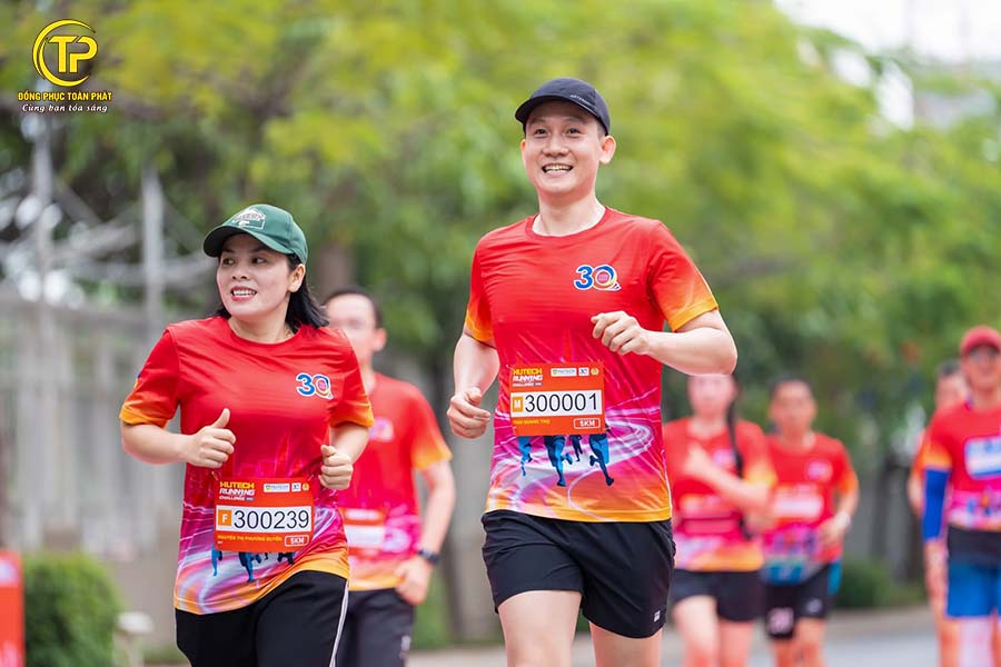 áo chạy bộ hutech 30 năm 3