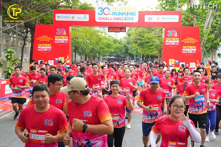 áo chạy bộ hutech 30 năm 4