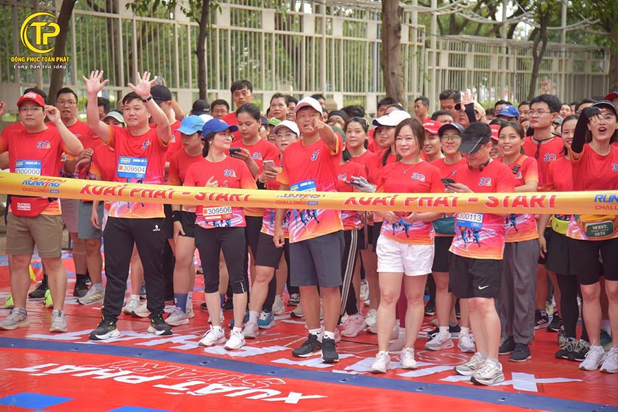 áo chạy bộ hutech 30 năm 5